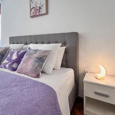 Stunning In With Kitchen Apartament Pula