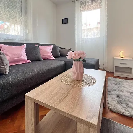 Gorgeous Apartment In Pula With Wifi Daire